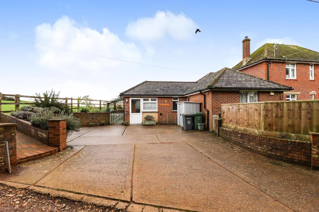 Queen Bower Farm Lodge Alverstone  Exterior photo